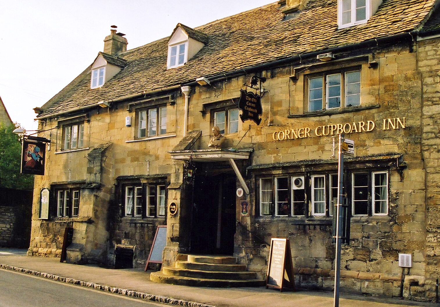 The_Corner_Cupboard_Inn,_Winchcombe,_Gloucestershire,_England_-_panoramio